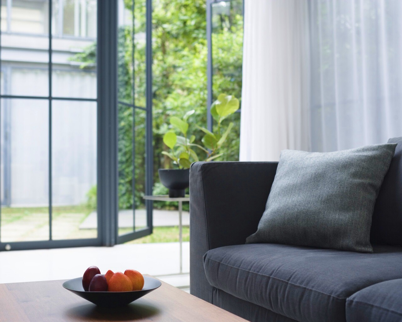 Фрукты в тарелке обои