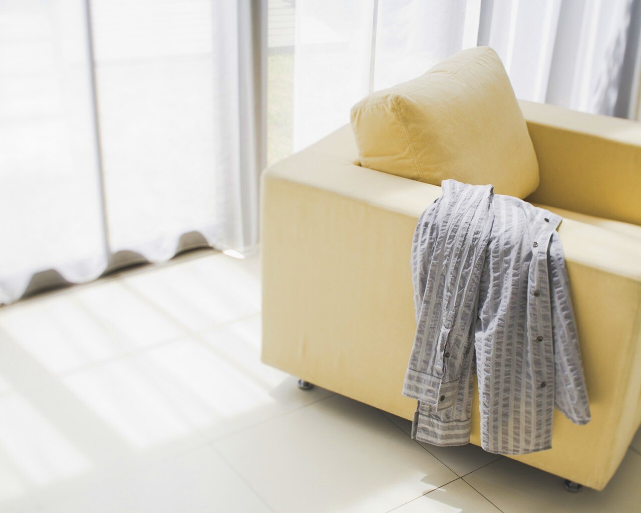 Рубашка на кресле обои