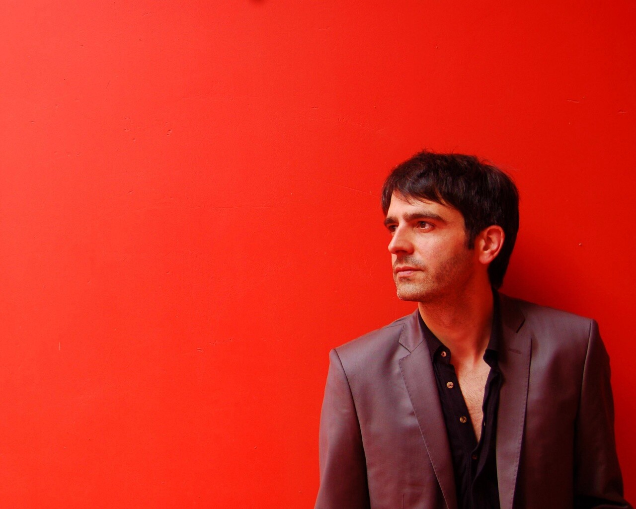 На красном фоне обои