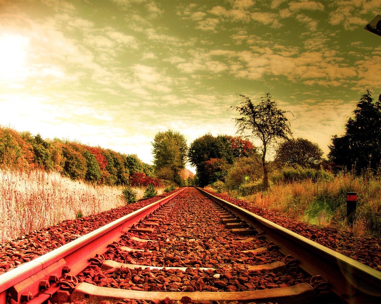 Уходящие в даль рельсы обои