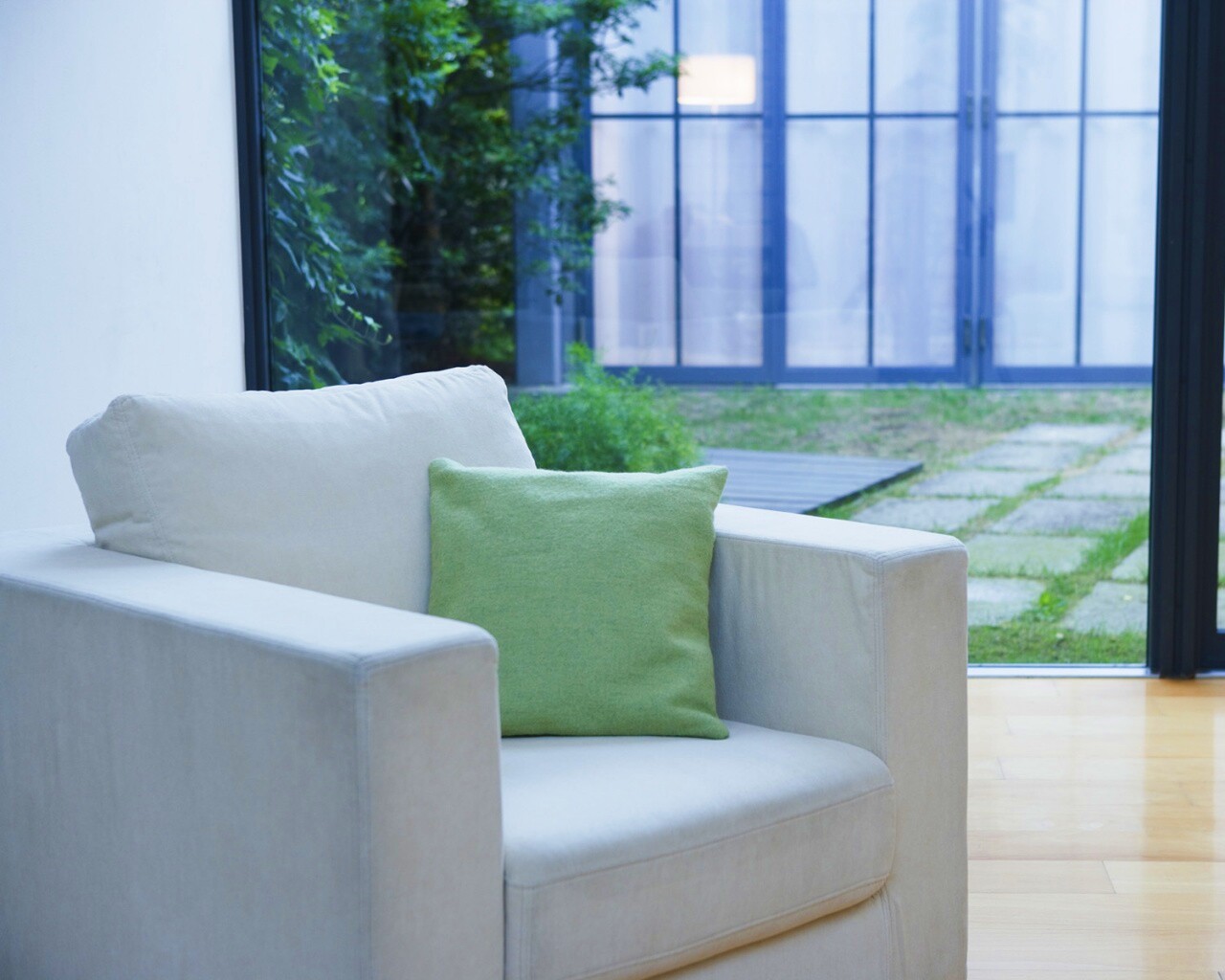 Кресло на даче обои