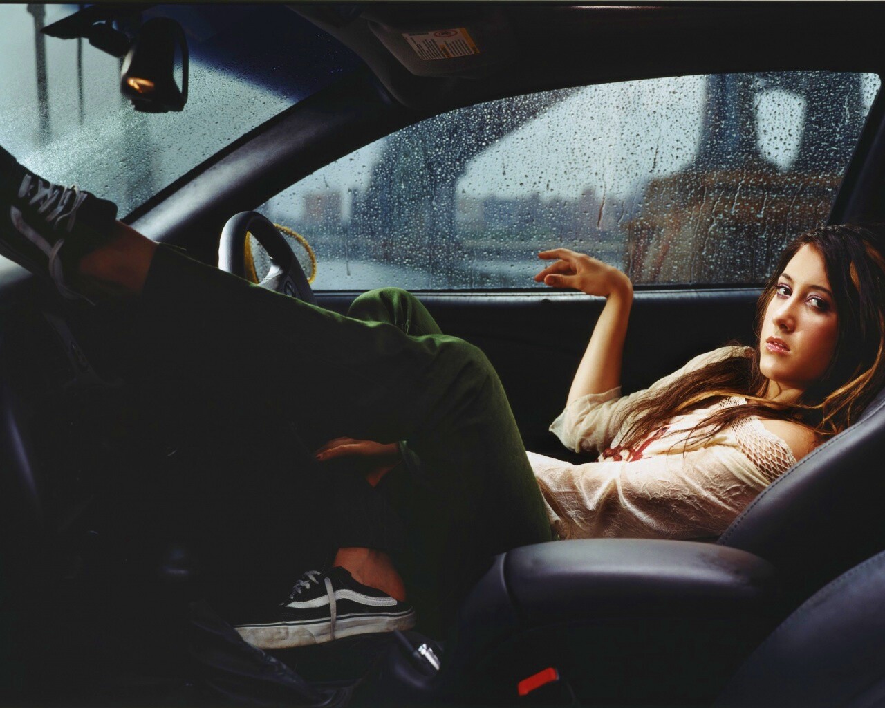 Девушка в автомобиле обои