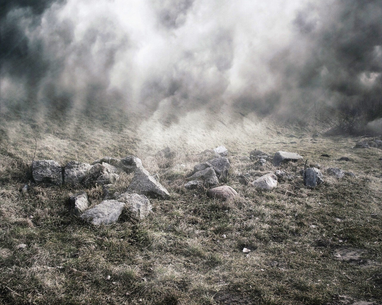 Камни под туманом обои