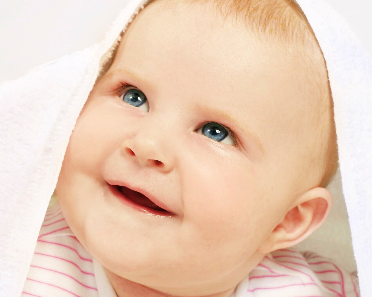 Малыш под полотенцем обои