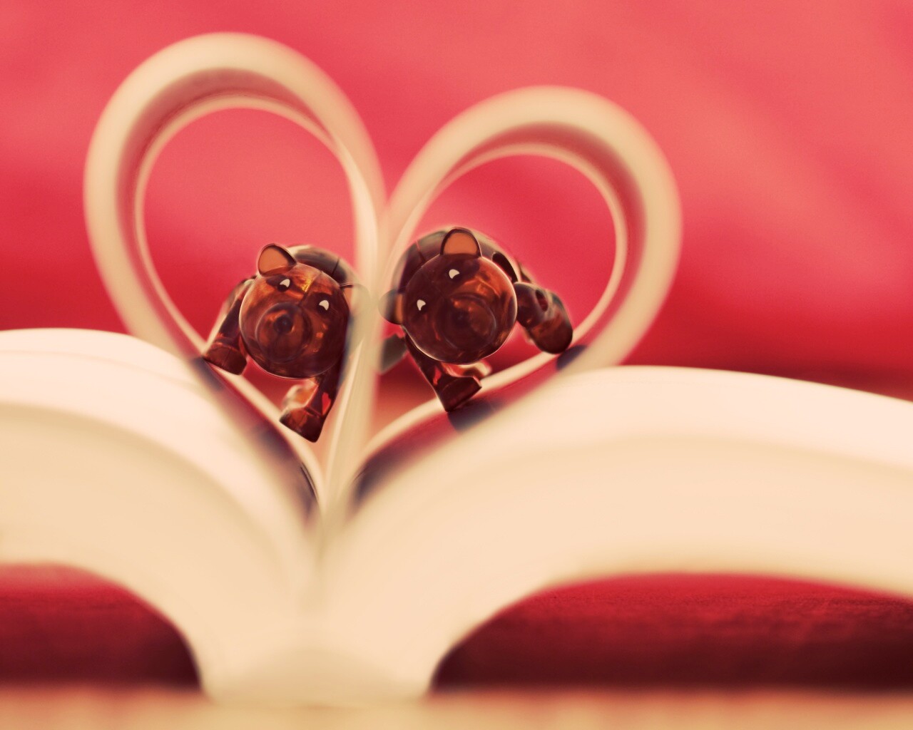 Фигурки мишек в книге обои