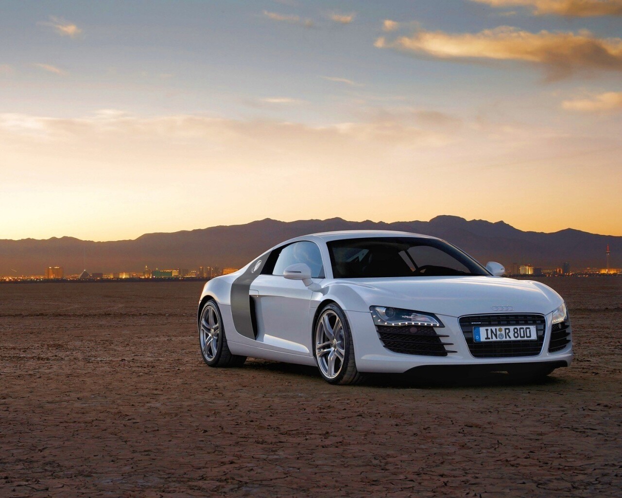 Белоснежная Ауди Р8 в пустыне обои