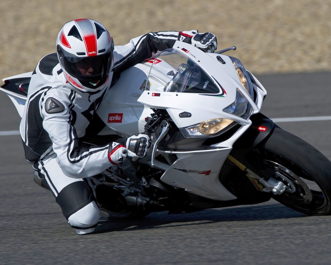 Байкер в белой экиперовкена Априлия РСВ4 обои