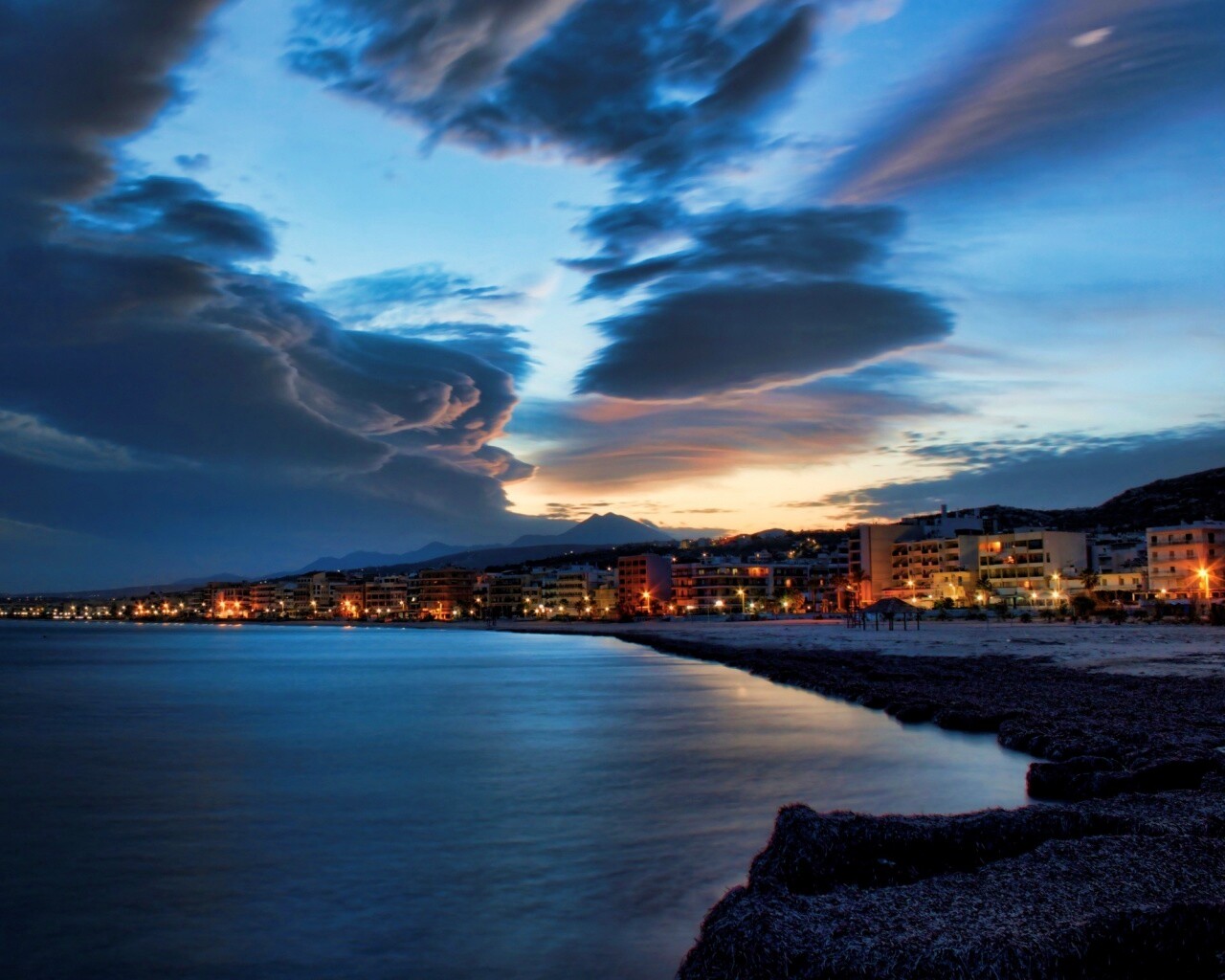 Красивый закат над городом у моря обои