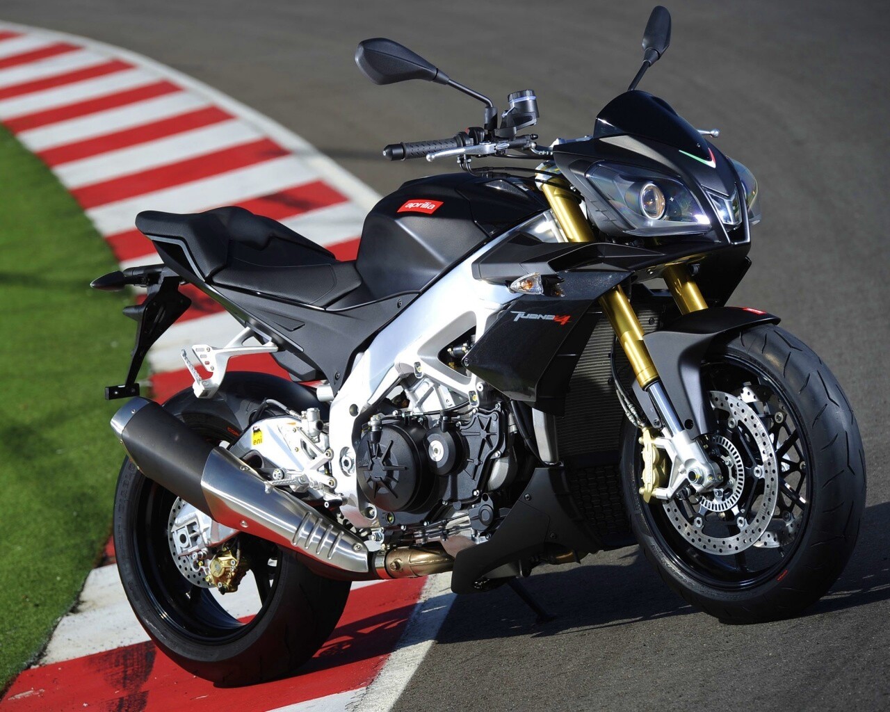 Спортивный мотоцикл Априлия на треке  обои