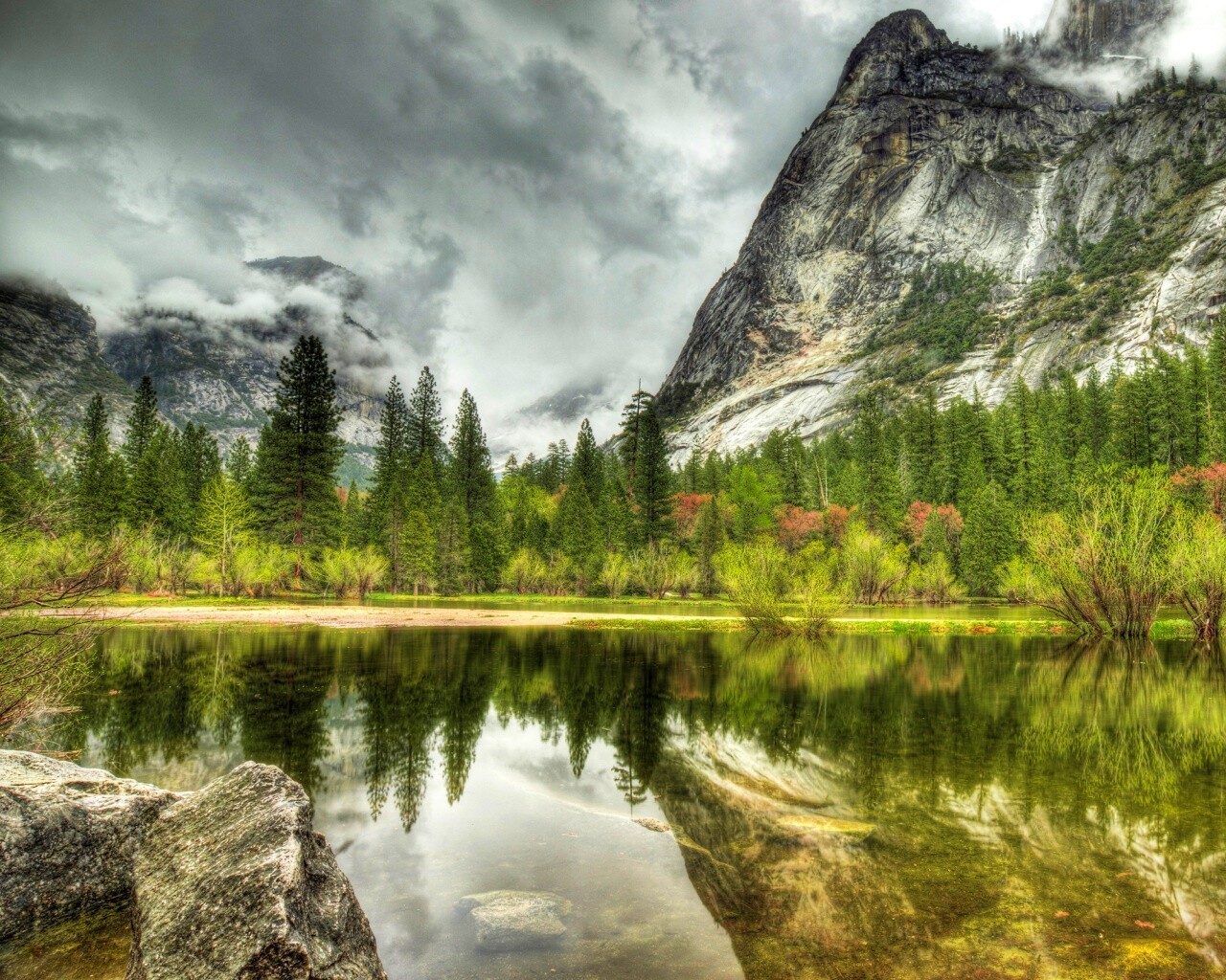 Красивый вид на маленькое горное озеро обои