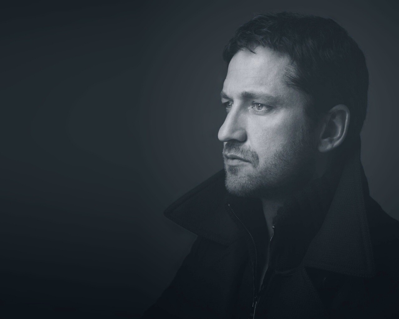 Джерард Батлер на темном фоне обои