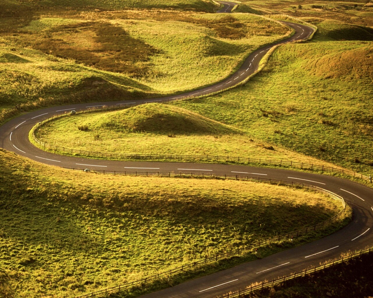 Дорога петляет меж холмов обои