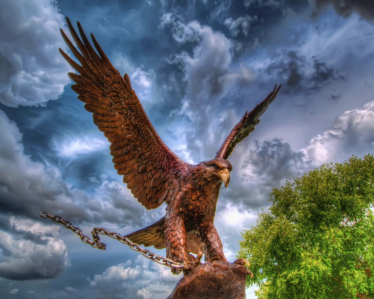 Скульптура орла с цепью в когтях обои
