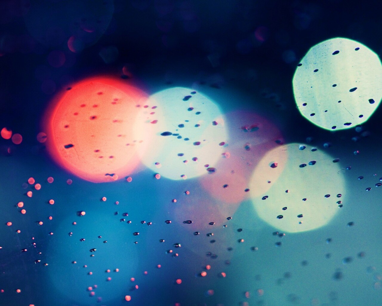 Огни, стекло и капли обои