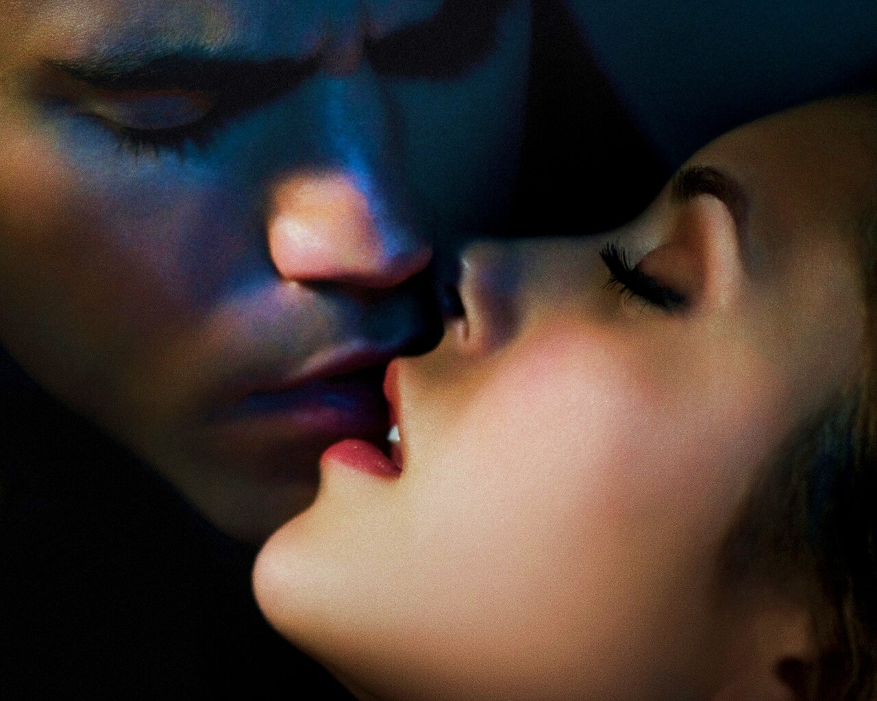 Поцелуй из Дневников Вампира обои