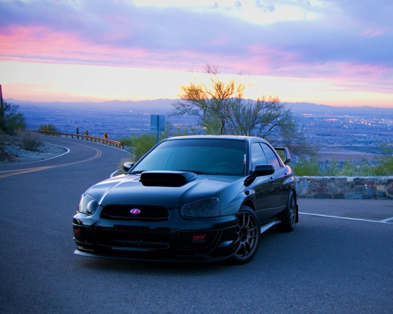 Субару на смотровой алощадке в горах обои