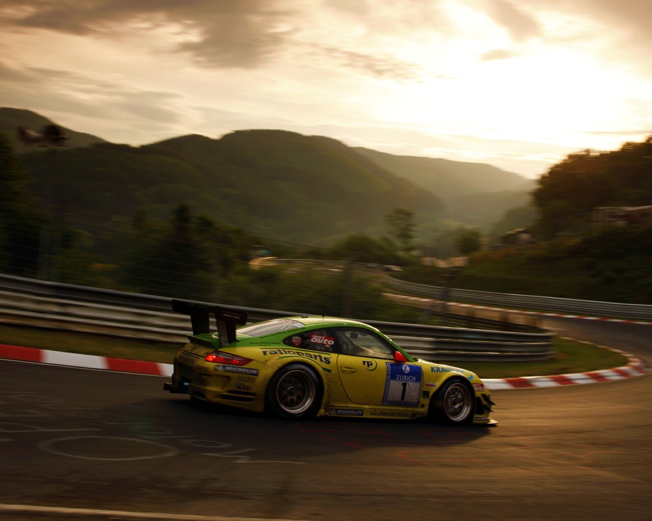 Гоночная трасса в горах и Порше обои