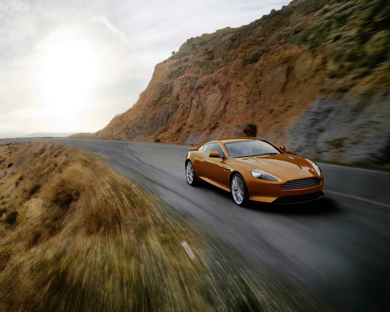 Aston Martin в горах обои