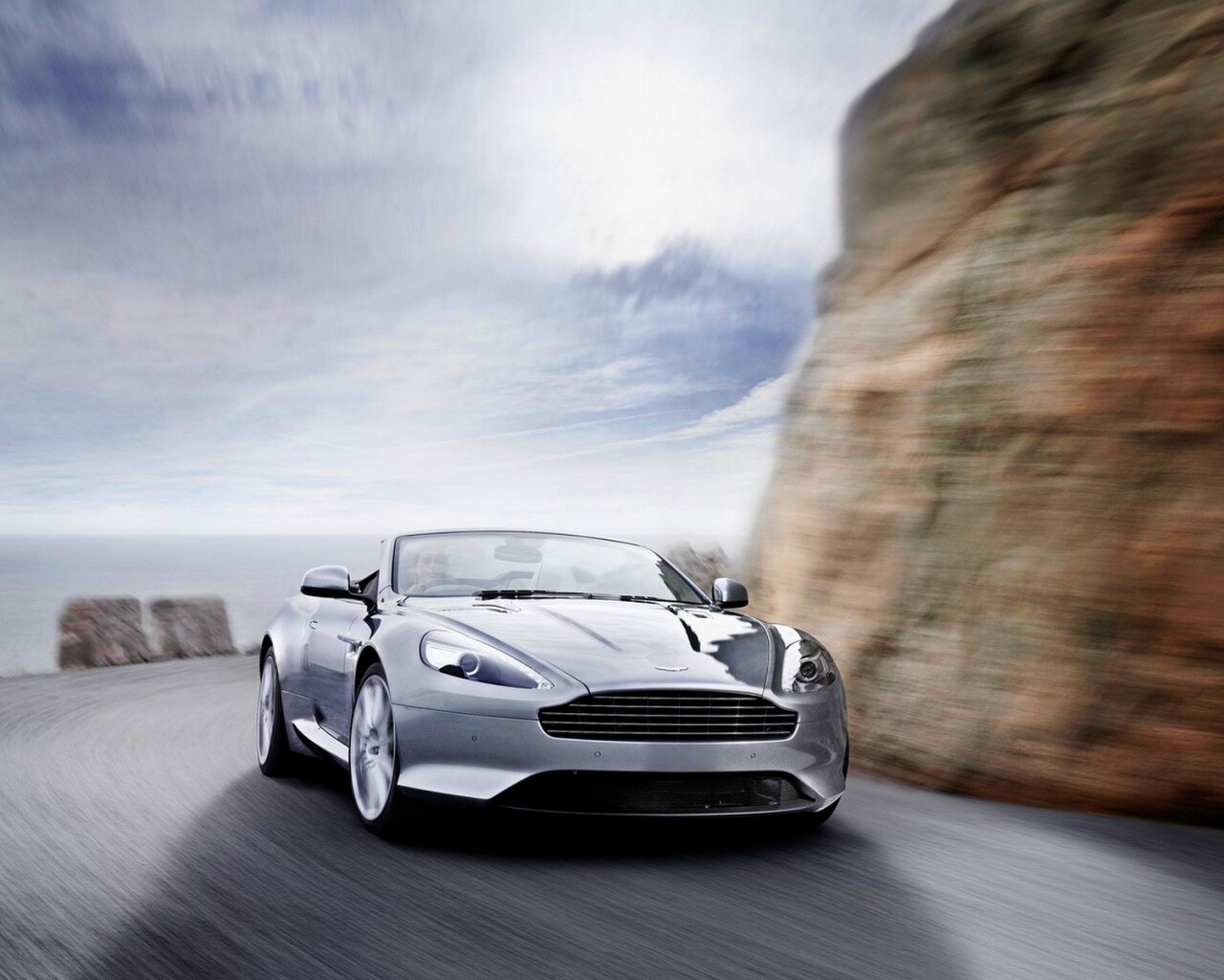 Aston Martin на повороте обои