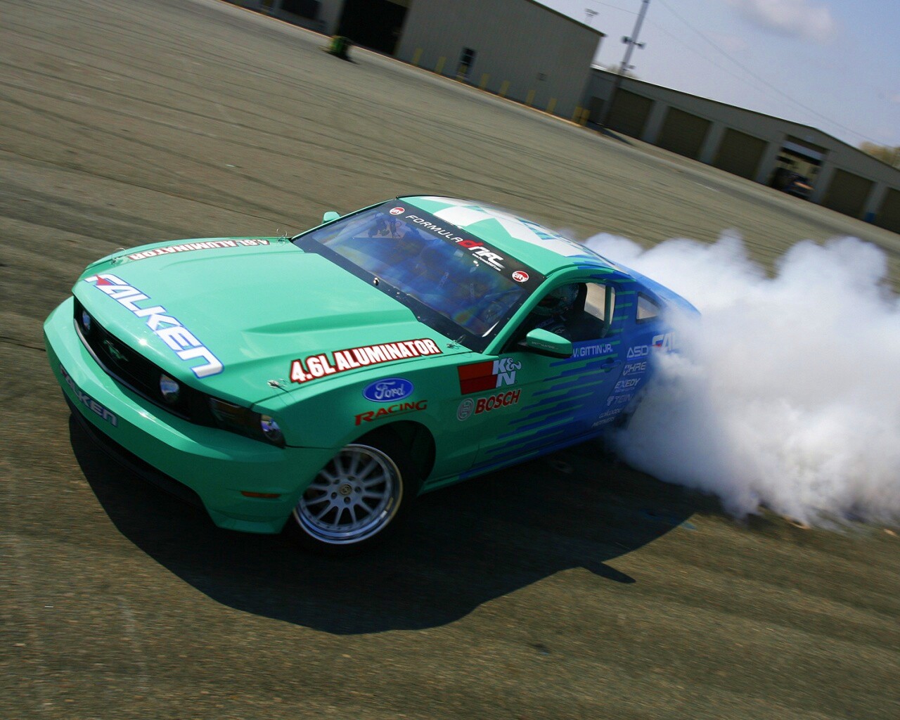 Мустанг дрифтует обои