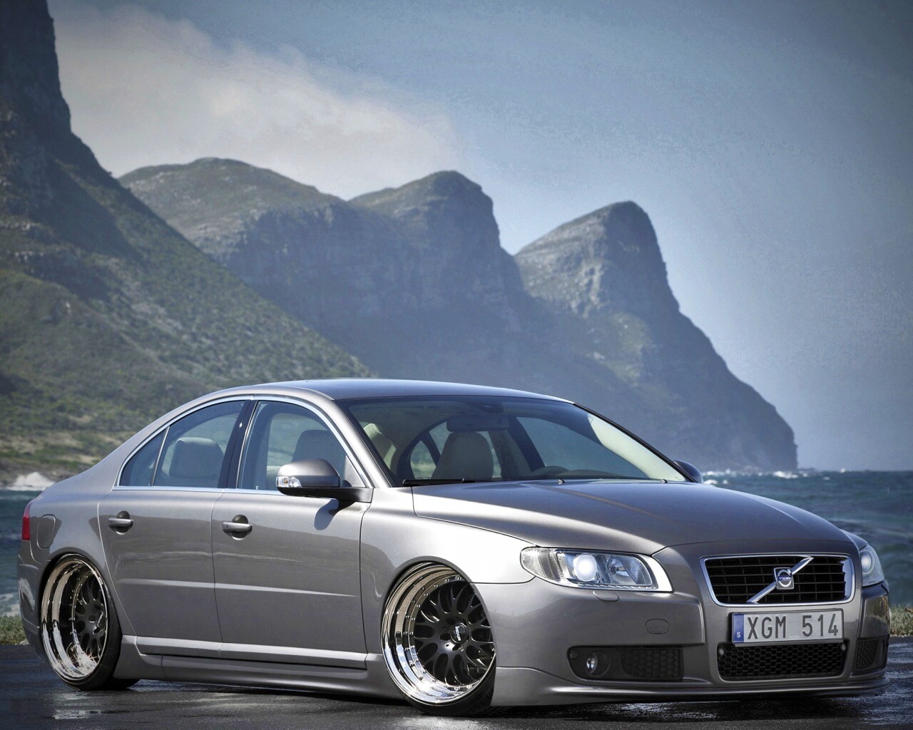 Вольво на берегу обои