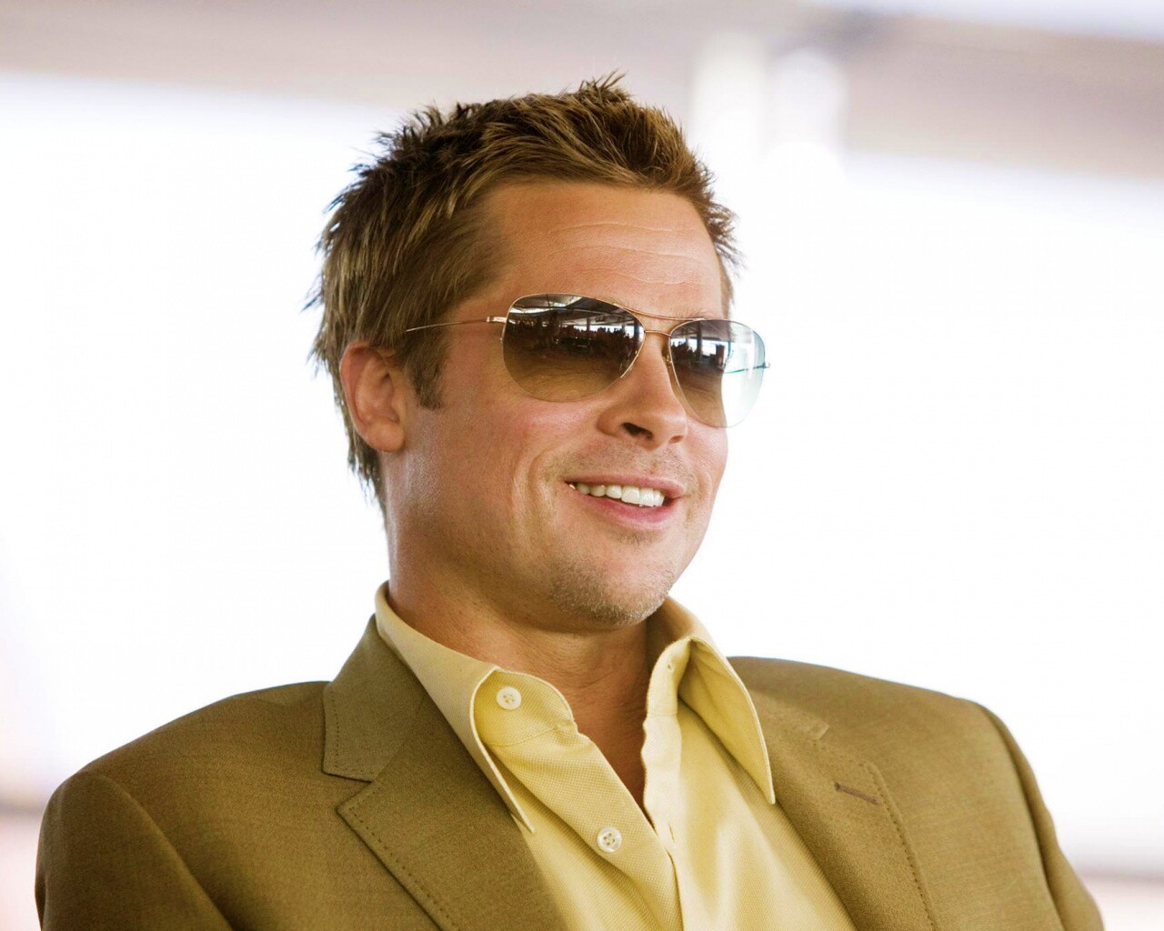 Брэд Питт в очках обои