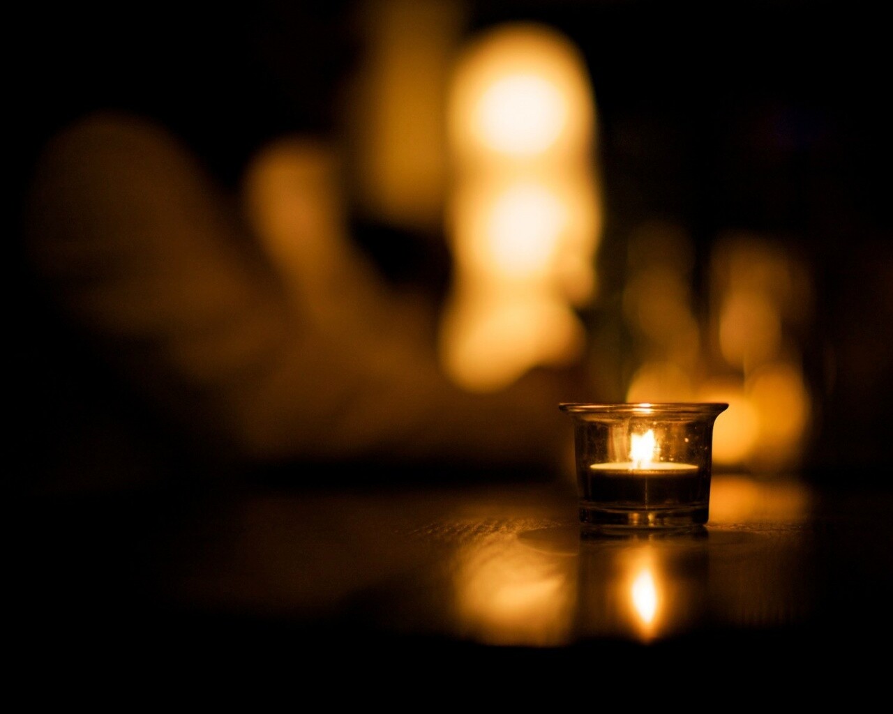Свеча во тьме обои