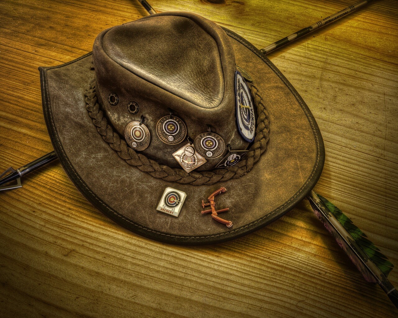 Шляпа и стрелы обои