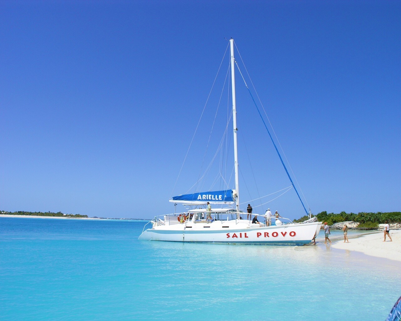 Яхта в голубой лагуне обои