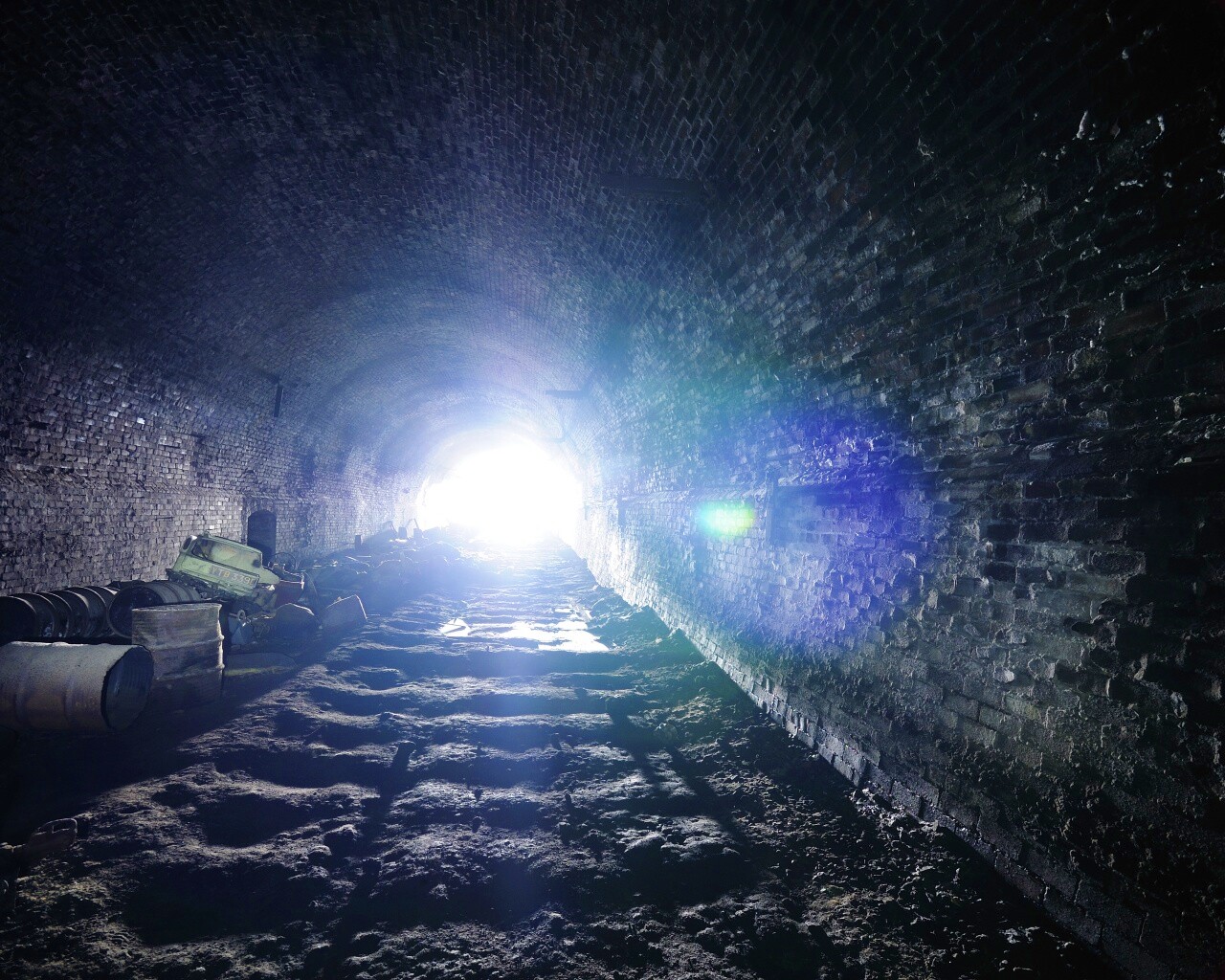 Захламленный тоннель обои