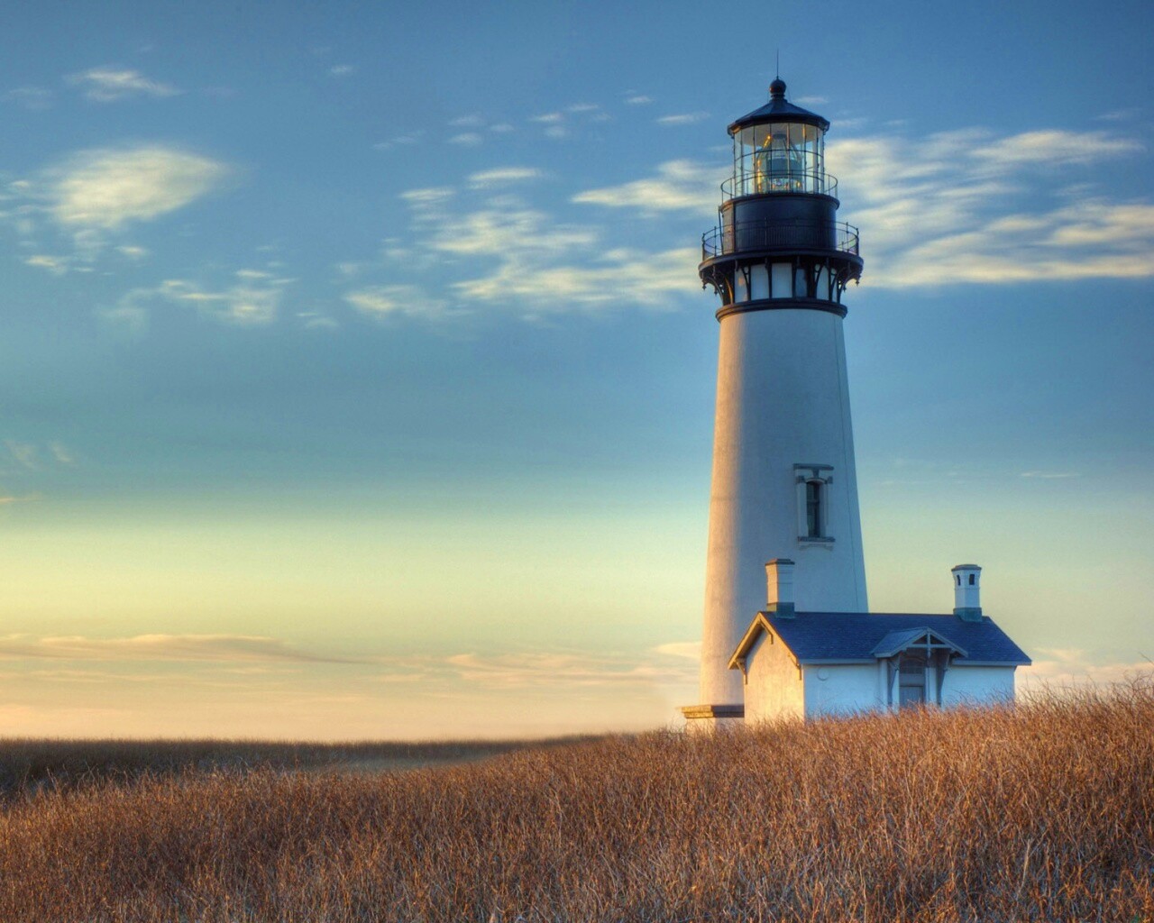 Маяк в поле обои