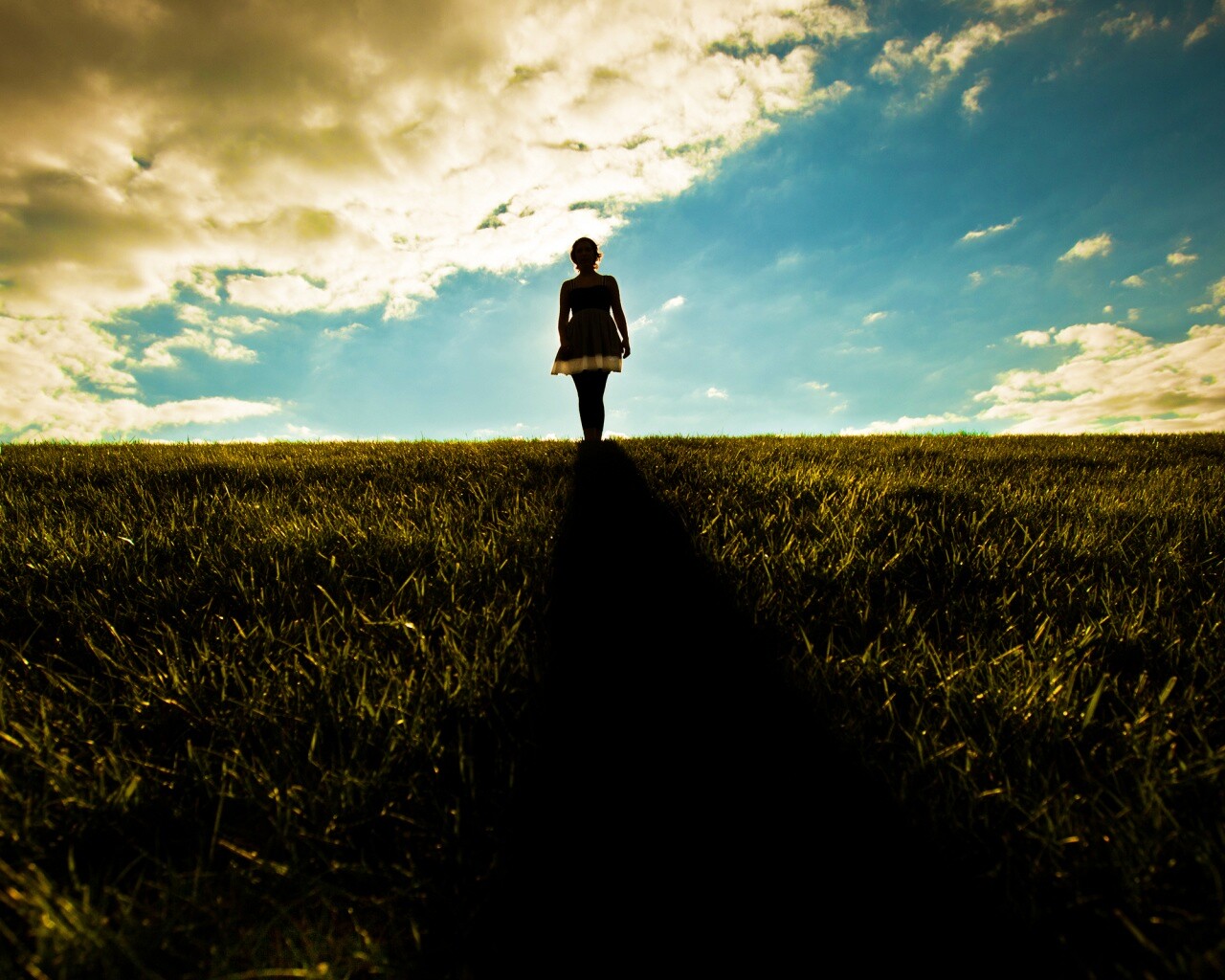 Силуэт девочки на поле обои