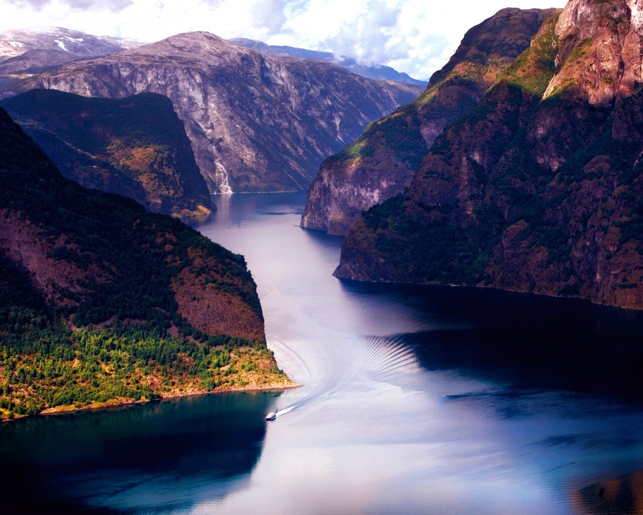 Лодка на реке среди высоких гор обои