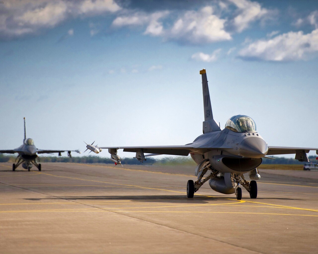 Истребители f16 Falcon на взлетной полосе обои