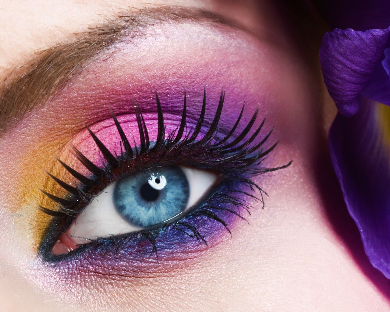 Макияж и цветок обои