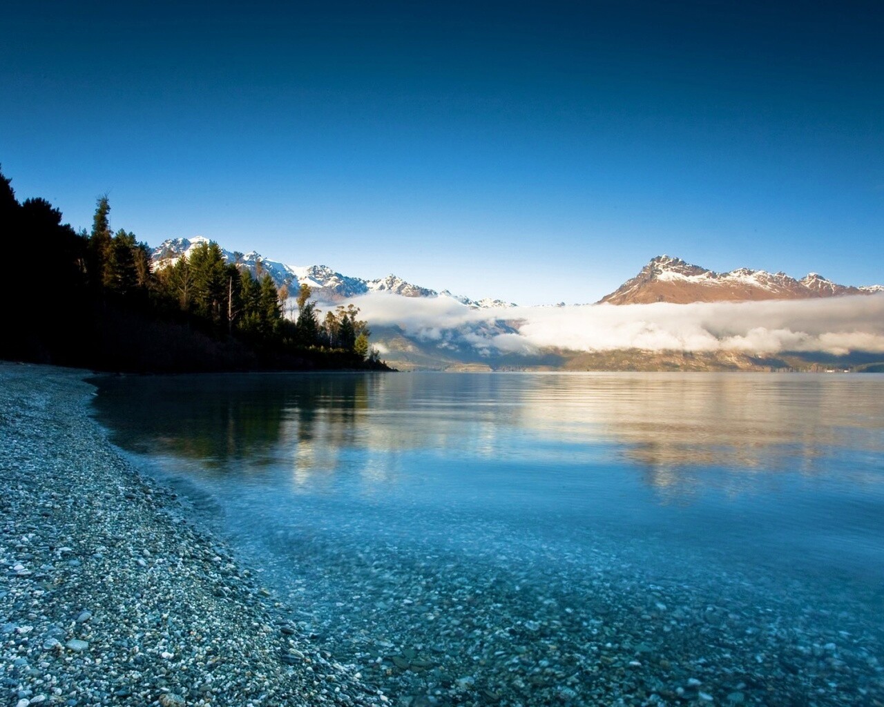 Озеро в предгорье обои