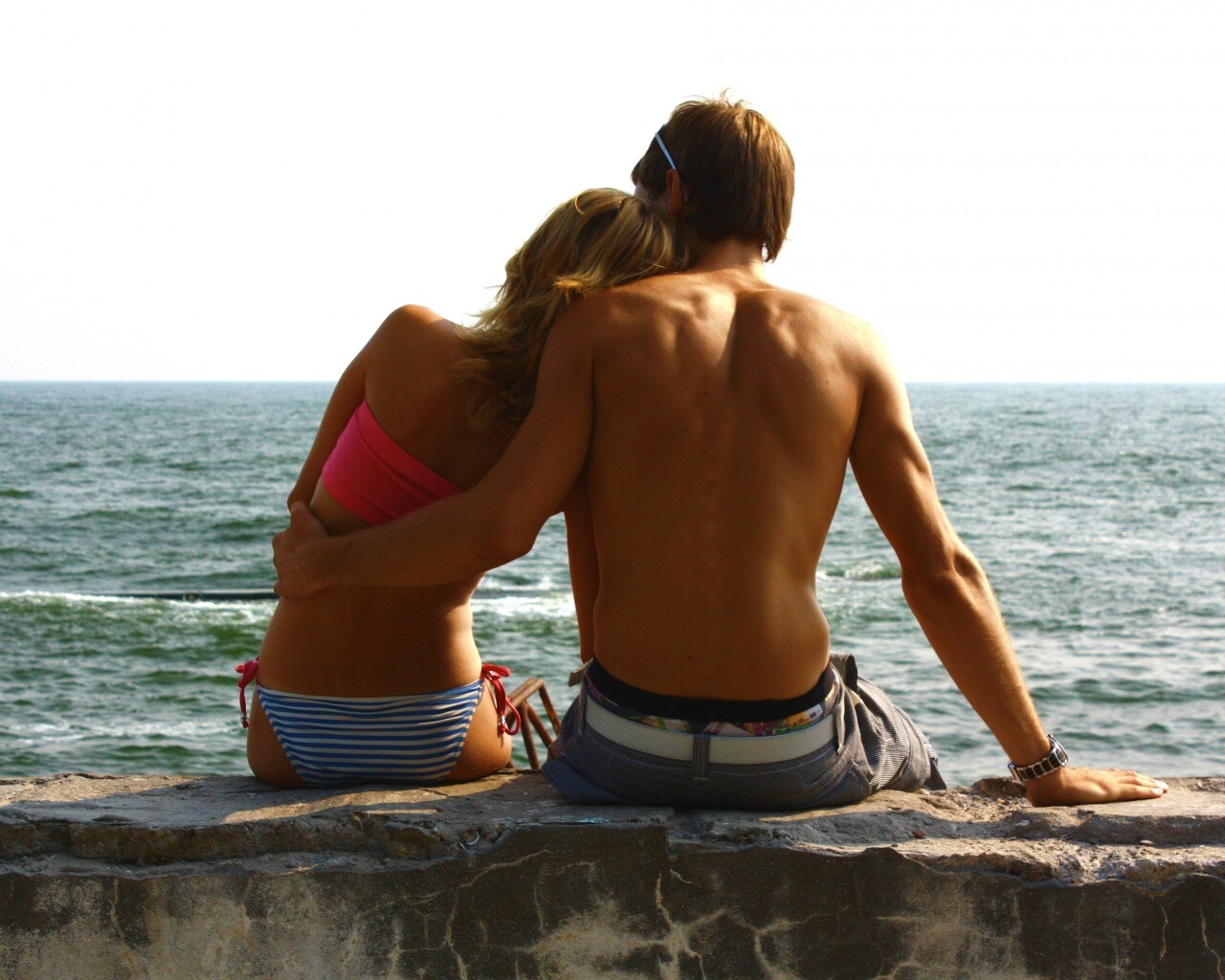 Девушка и парень у моря обои