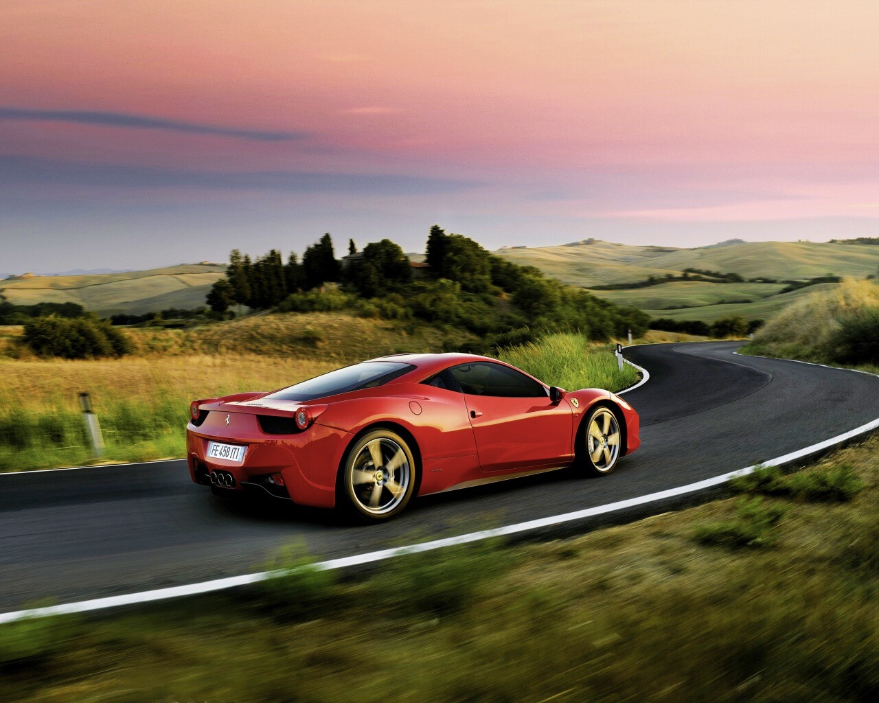 Красная феррари на извилистой дороге обои