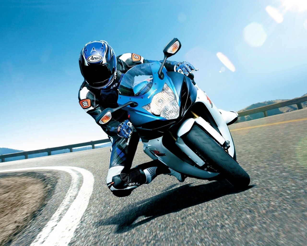 Мотоциклист на повороте обои