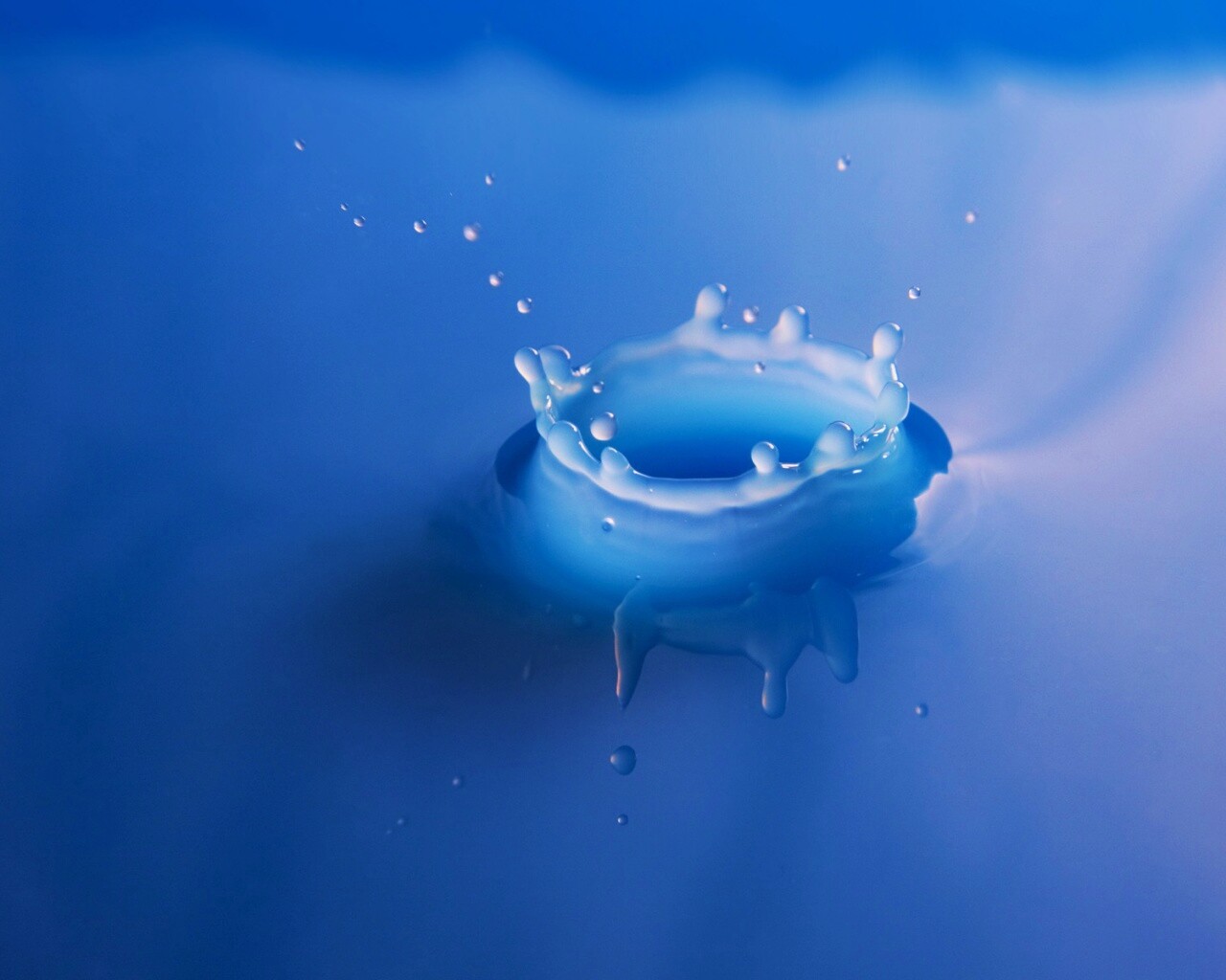 Синий всплеск воды обои