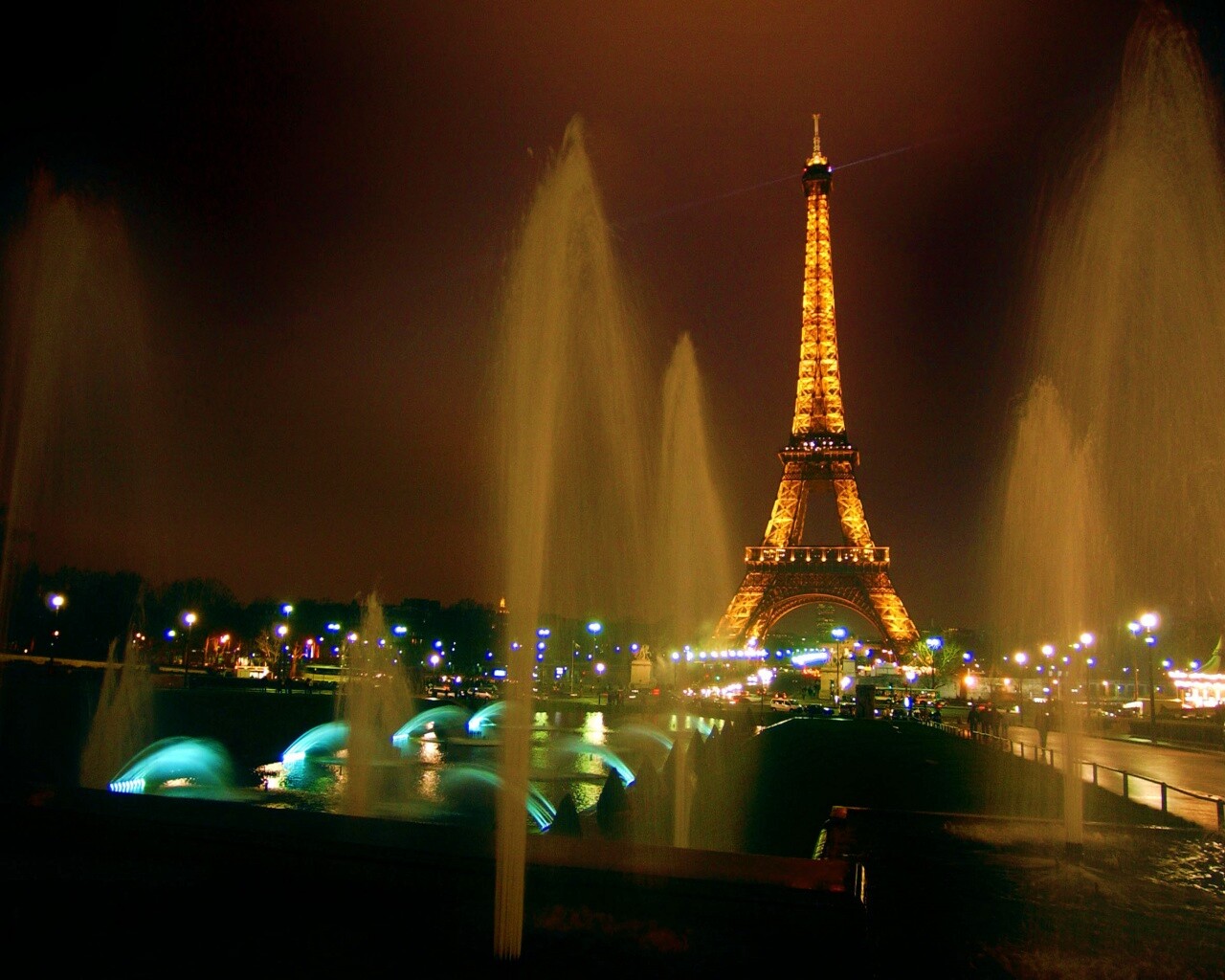 Фонтаны напротив башни Эйфеля обои