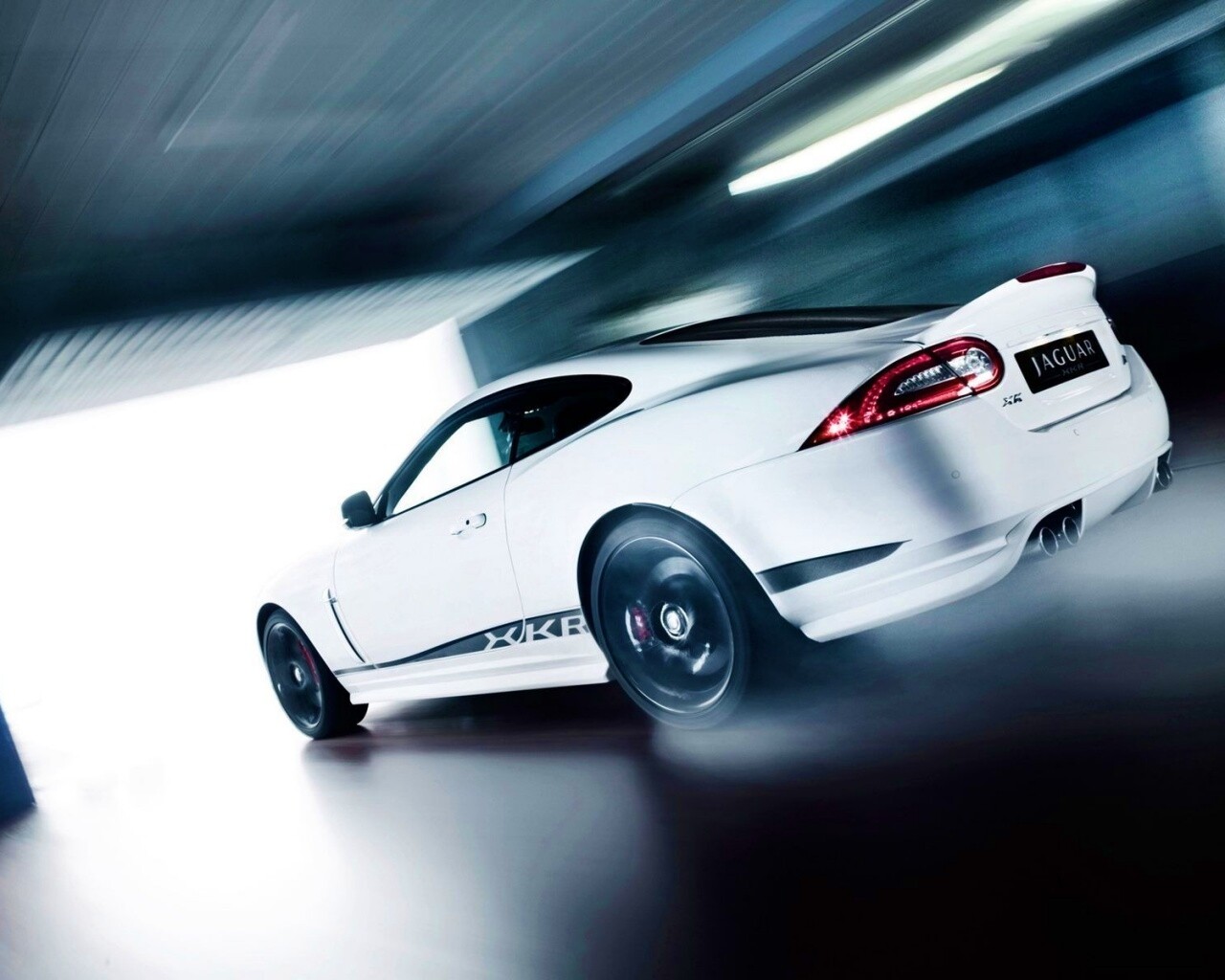 Белый ягуар в гараже обои