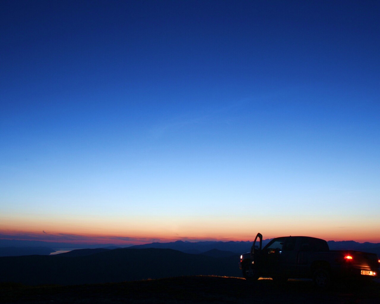 Авто на фоне заката обои