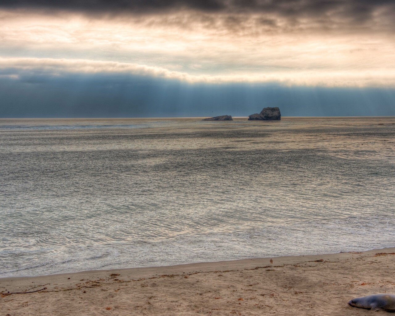 Пляж на фоне светящегосы неба обои