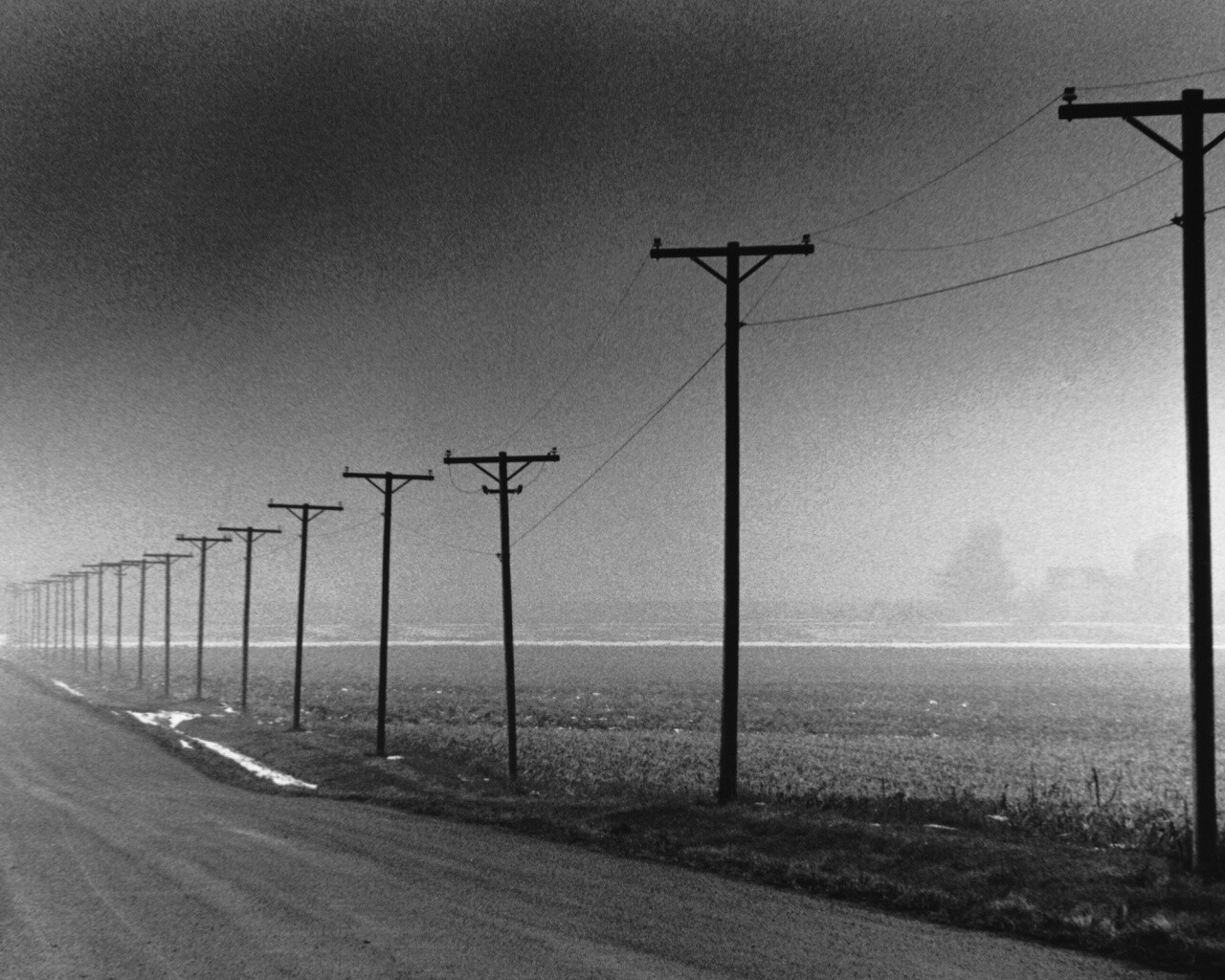 Столбы вдоль дороги обои