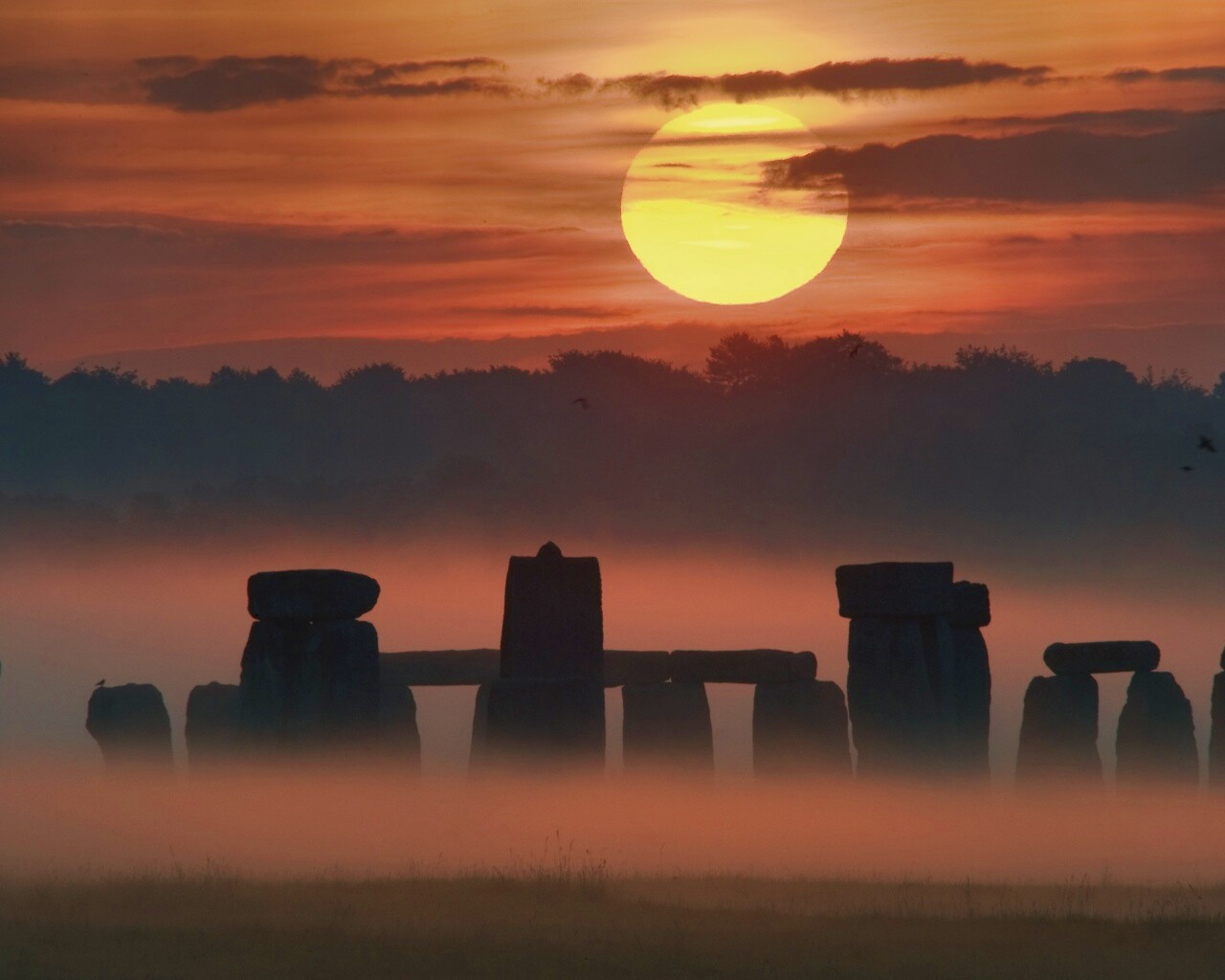 Стоунхэндж в утреннем тумане обои