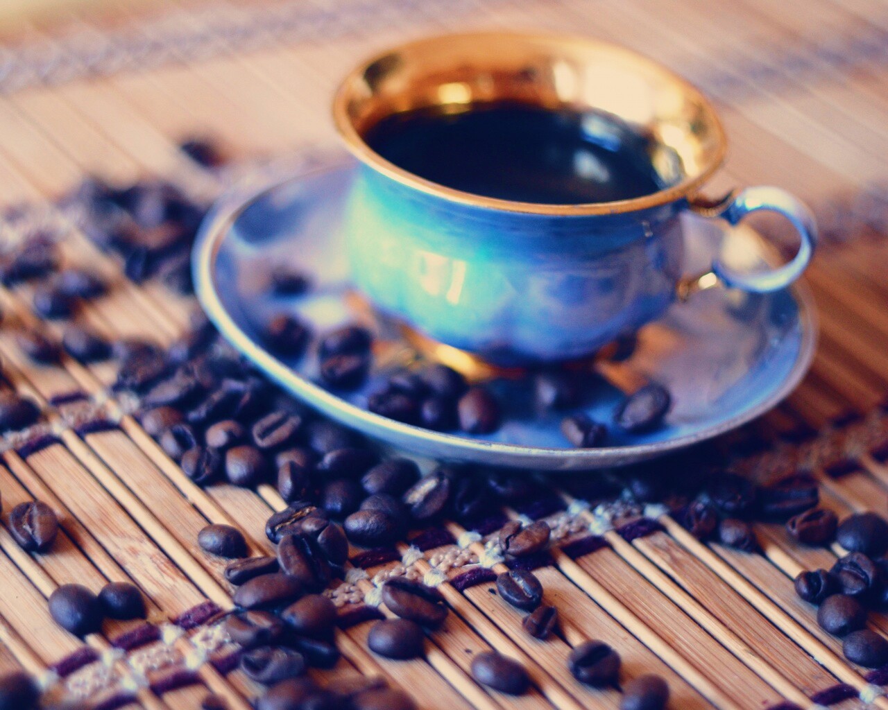 Чашка кофе и немного зерен обои