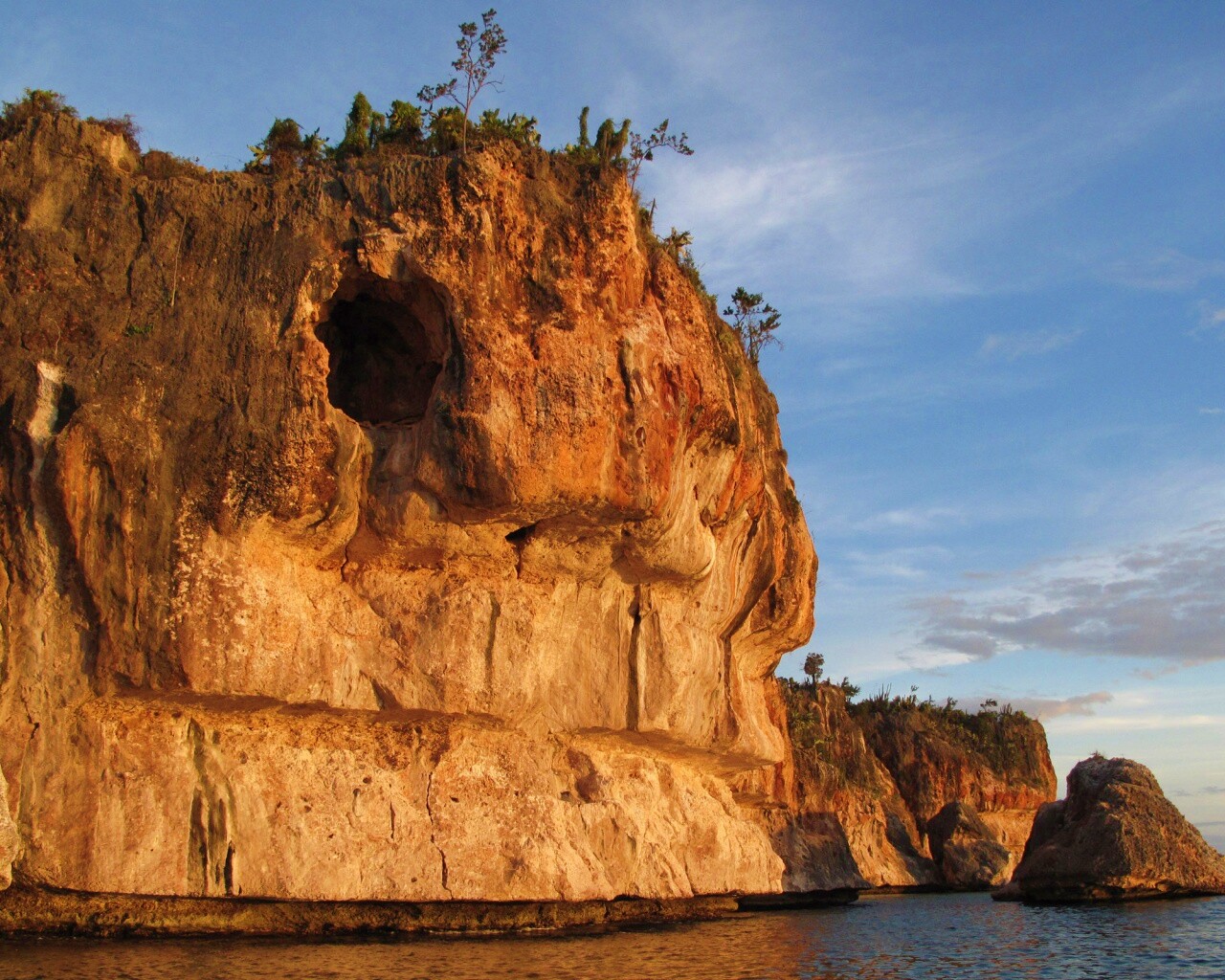 Пещера в скале над морем обои