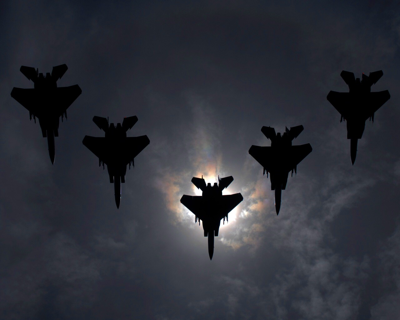 Ряд истрибителей на фоне солнца обои