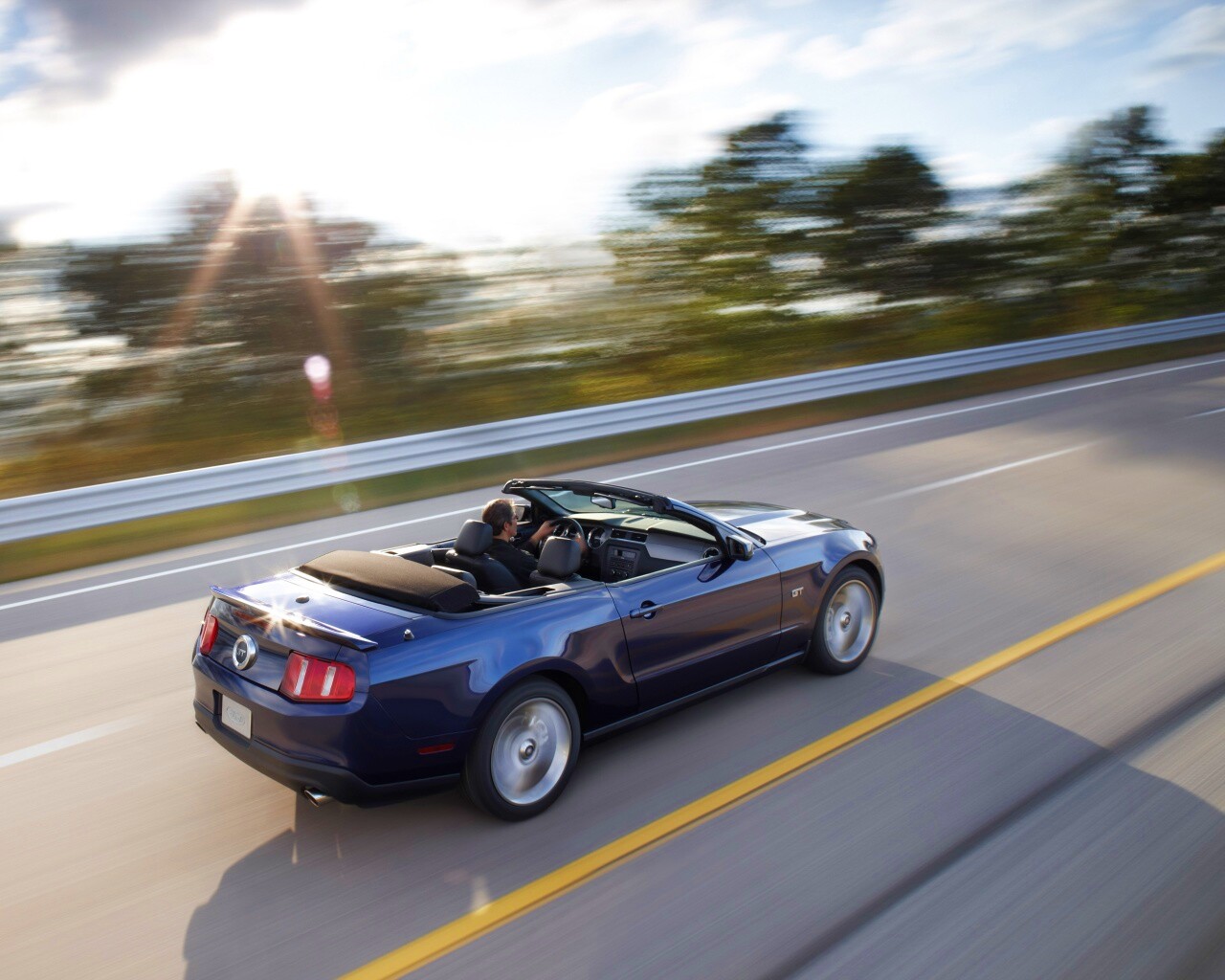 Машина на трассе обои